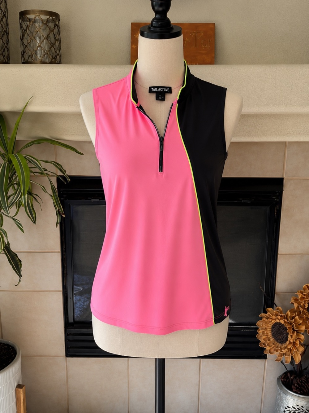 DKNY Golf Women’s Sleeveless Quarter Zip  Polo Top Pink Black Size Lg